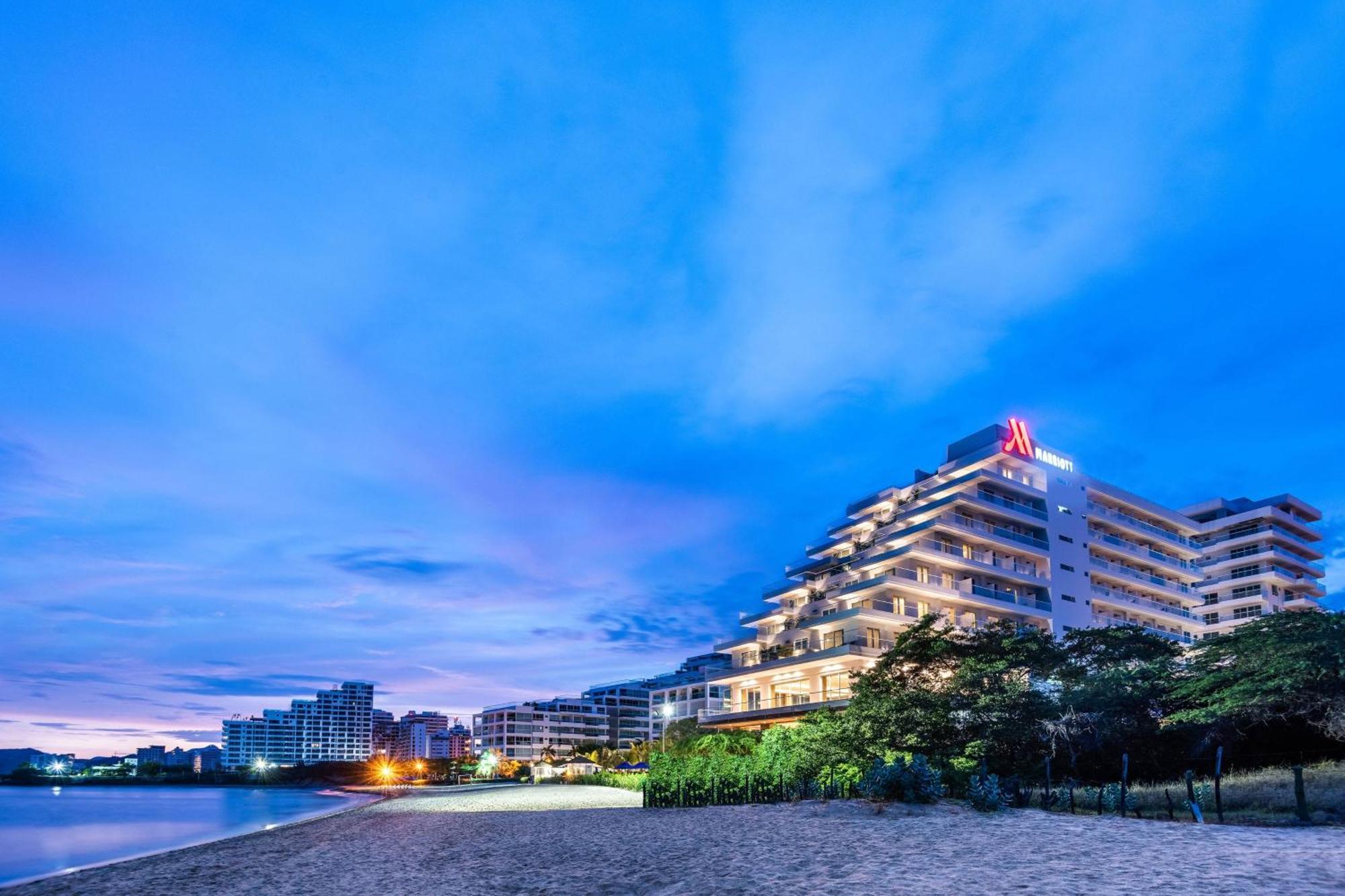 Santa Marta Marriott Resort Playa Dormida Екстер'єр фото The hotel at night
