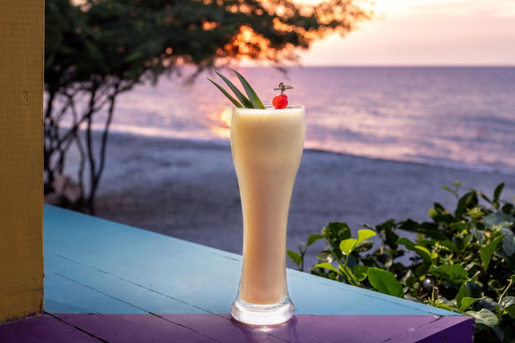 Santa Marta Marriott Resort Playa Dormida Екстер'єр фото A piña colada