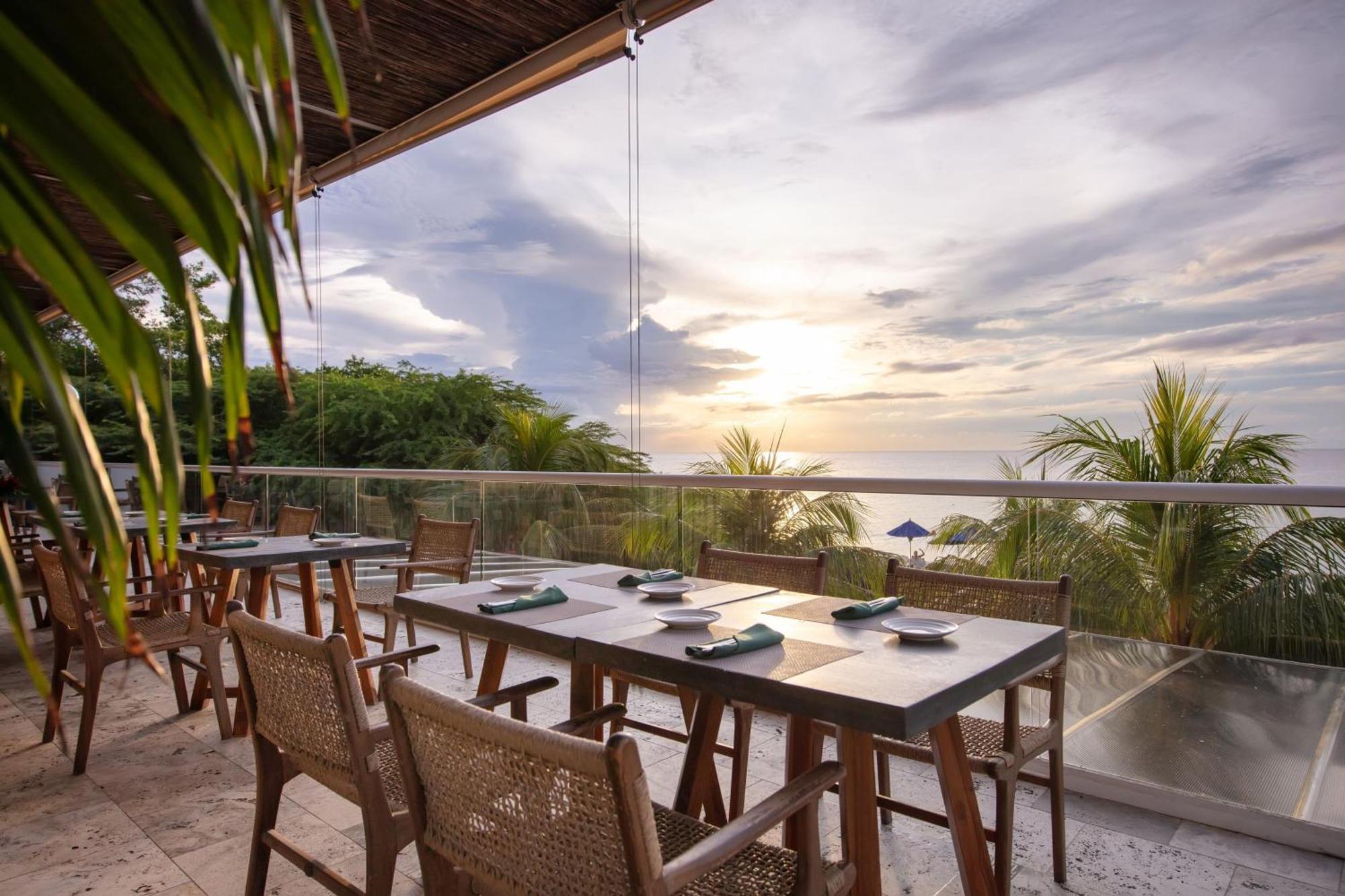 Santa Marta Marriott Resort Playa Dormida Екстер'єр фото Sunset at the restaurant