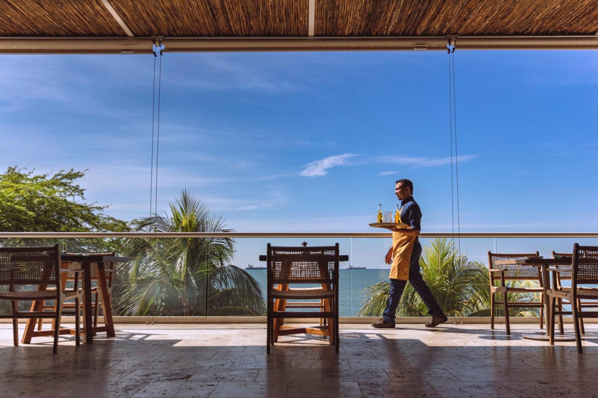 Santa Marta Marriott Resort Playa Dormida Екстер'єр фото A waiter at work