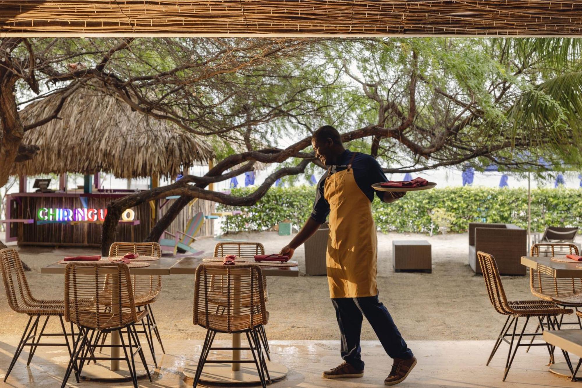 Santa Marta Marriott Resort Playa Dormida Екстер'єр фото A waiter clearing a table