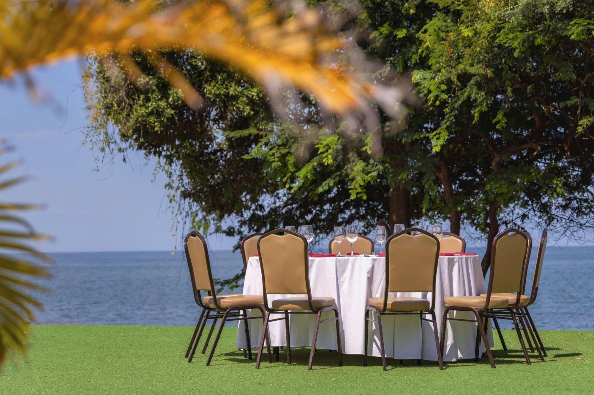 Santa Marta Marriott Resort Playa Dormida Екстер'єр фото The lawn at the hotel